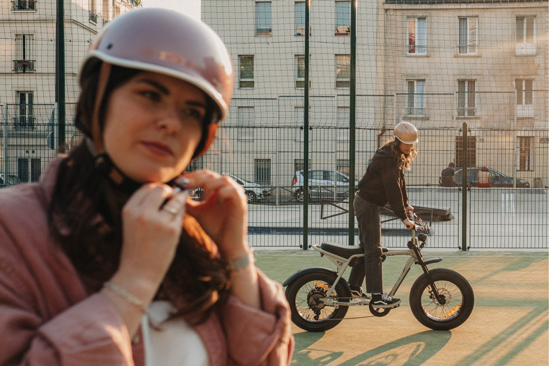 une femme mettant un casque à velo