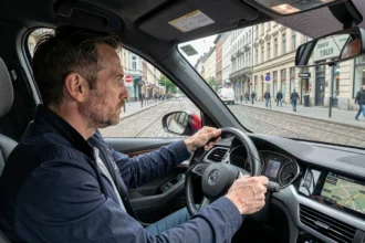 Conducteur naviguant en voiture dans les rues de Bruxelles avec un GPS, vue depuis le siège passager