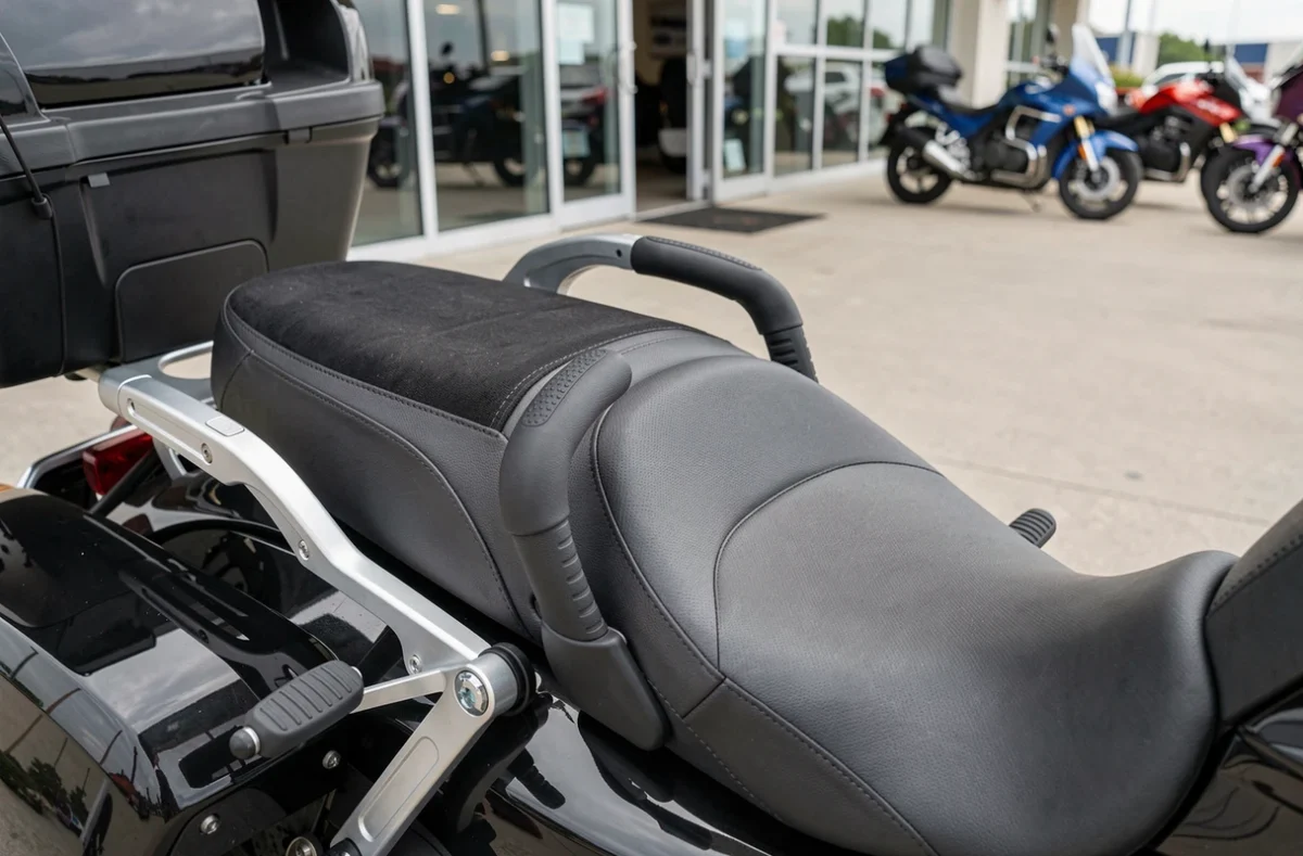 Détail selle passager moto touring confortable avec repose-pieds ergonomiques et top case