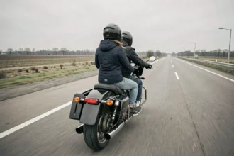 Couple à moto sur autoroute, passagère confortable en équipement textile sur une grande routière